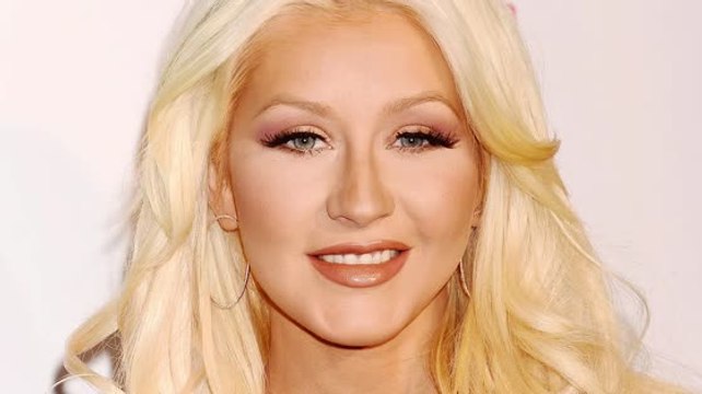 Christina Aguilera a failli tomber sur un sapin de Noël après une soirée