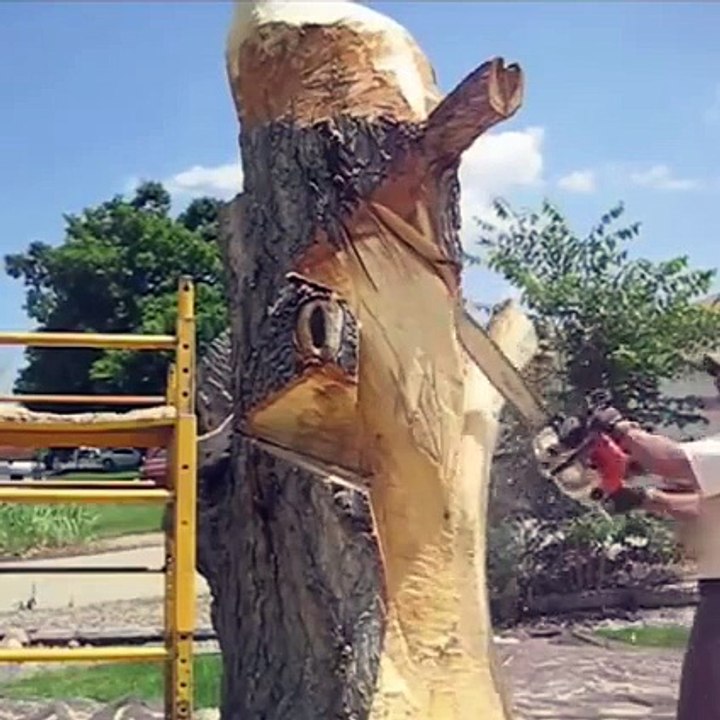 escultor de troncos de madera