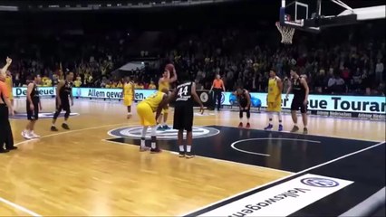 Marquer un DUNK contre son camp... Dommage!!!