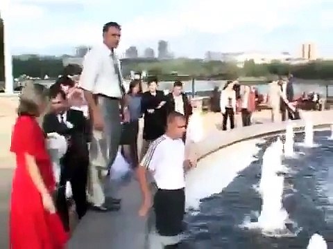 Невеста упала в фонтан! вы такого не видели