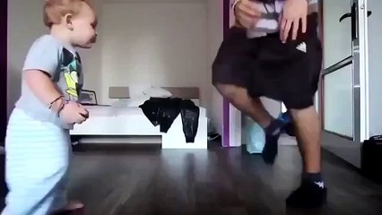 Малыш танцует не хуже  папы!