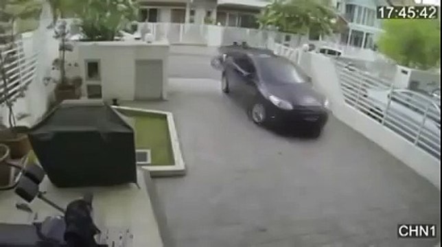 Воры убегали сверкая пятками. Смотри!