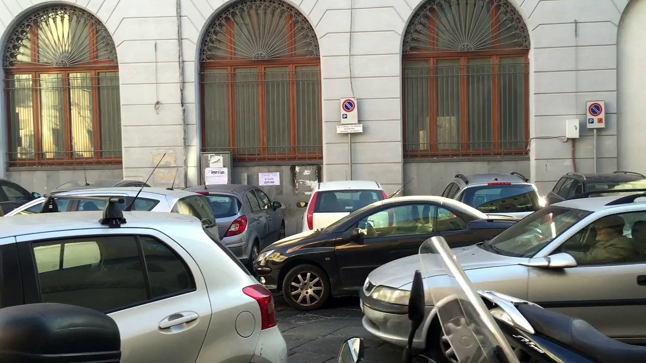 Aversa (CE) - Giudice di pace in panne, sovrastato da avvocati e auto (16.12.15)