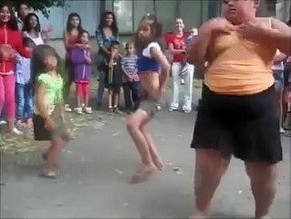 Niñas bailando super chistoso -para morirte de risa