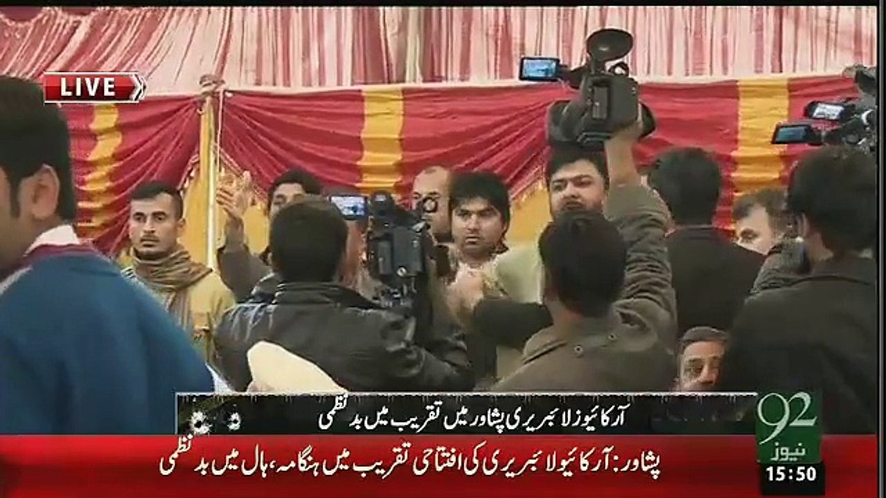 APS Martyrs Parents Protested and Blasted on Nawaz Sharif During Imran Khan's Speech In Peshawar