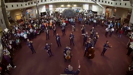 Magnifique flash mob par l'orchestre de l'U.S. Air Force