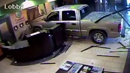 Empotra coche en recepción de hotel por factura injusta