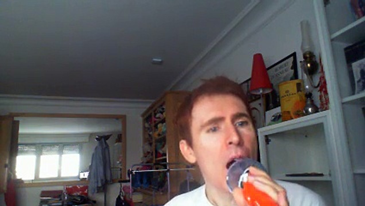 Wiwi égratigne "aime moi je t'aime" d'Enrico Macias