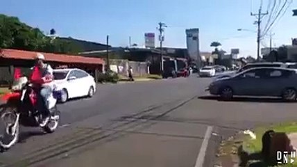Tour du Costa Rica: un taxi coupe la route du peloton