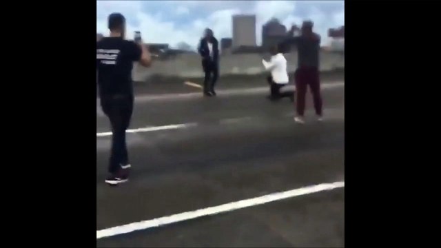 Un débile fait sa demande en mariage sur l'autoroute en bloquant la circulation