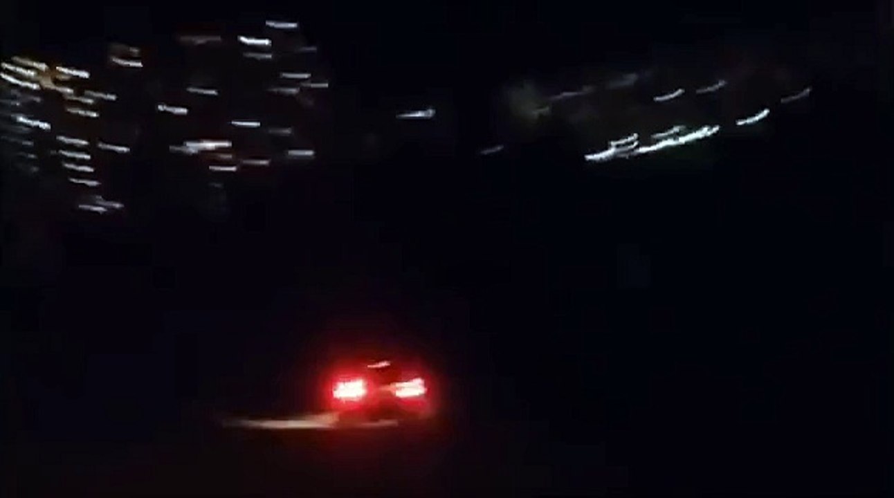 Un russe se balade en voiture sur un lac gelé et crac!!! La glace pète...