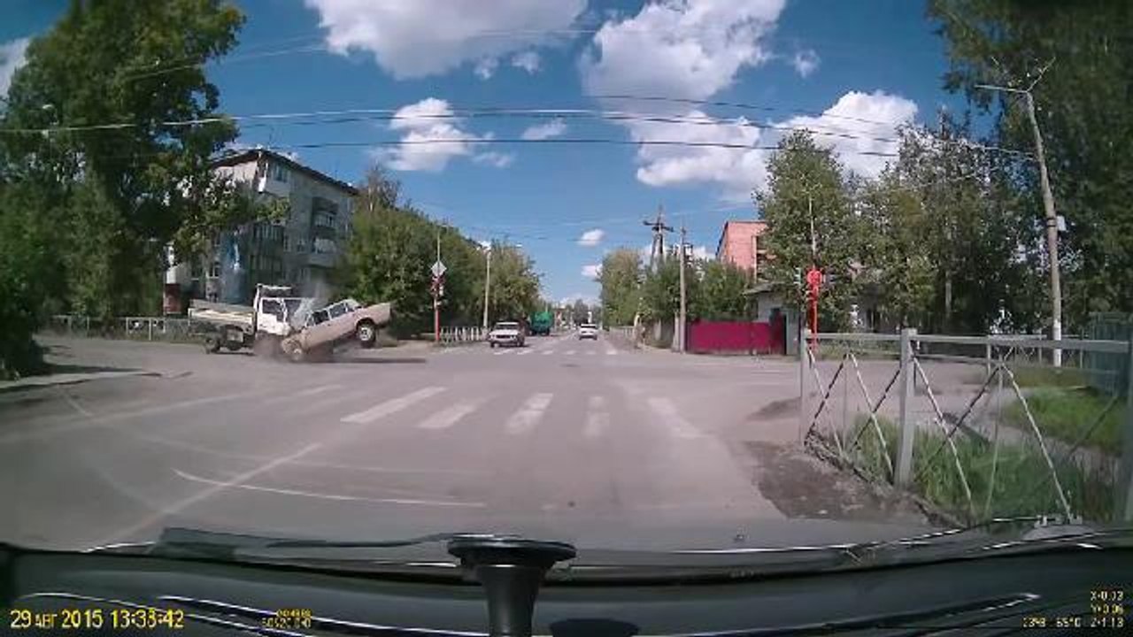Car Crash Compilation # 283 | Compilation d'accident de voiture n°283 | Décembre 2015