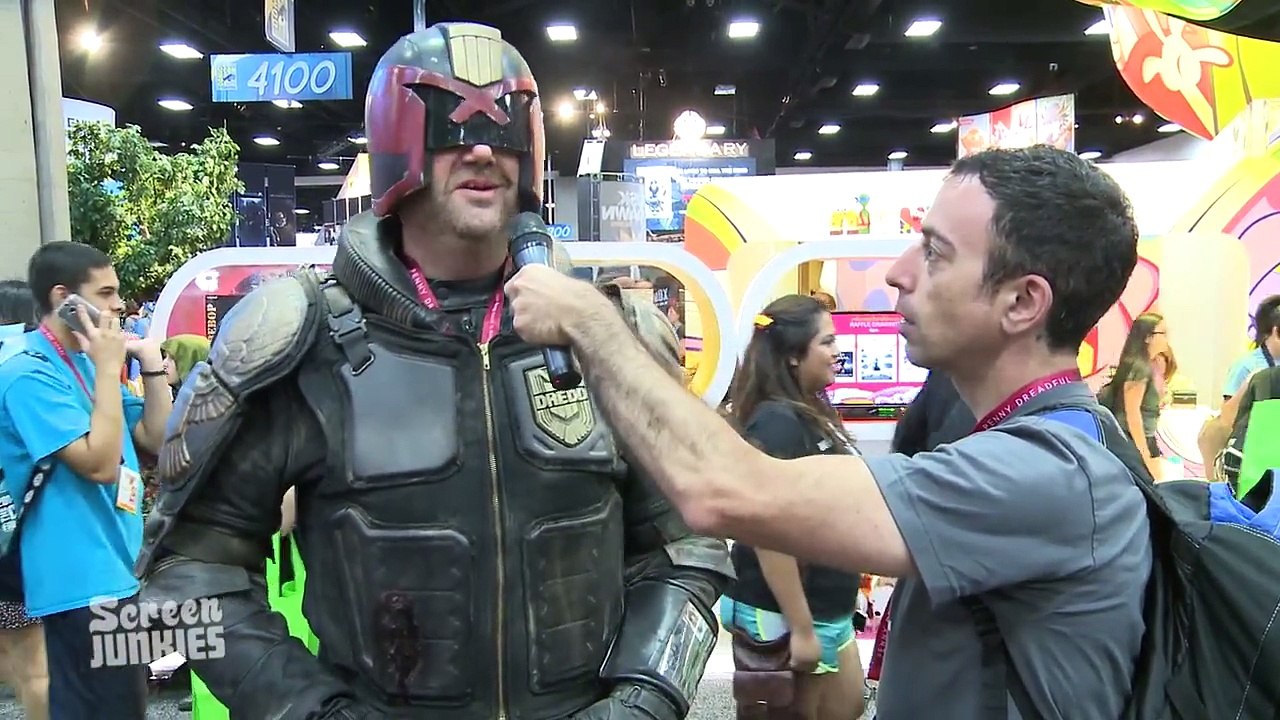 Comic-Con 2014: Fighting Green Lantern, M. Night Shyamalan & More Hot Cosplay!