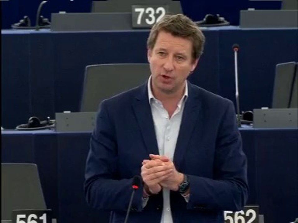 Yannick Jadot sur les résultats de la COP21 : "Il faut sortir du carbone et des énergies fossiles"