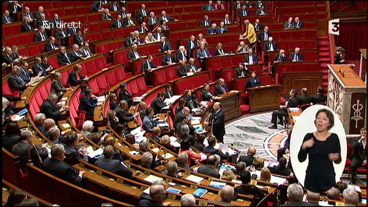 Cazeneuve annonce un "signalement" et des "suites" après que Le Pen a diffusé des photos de daech