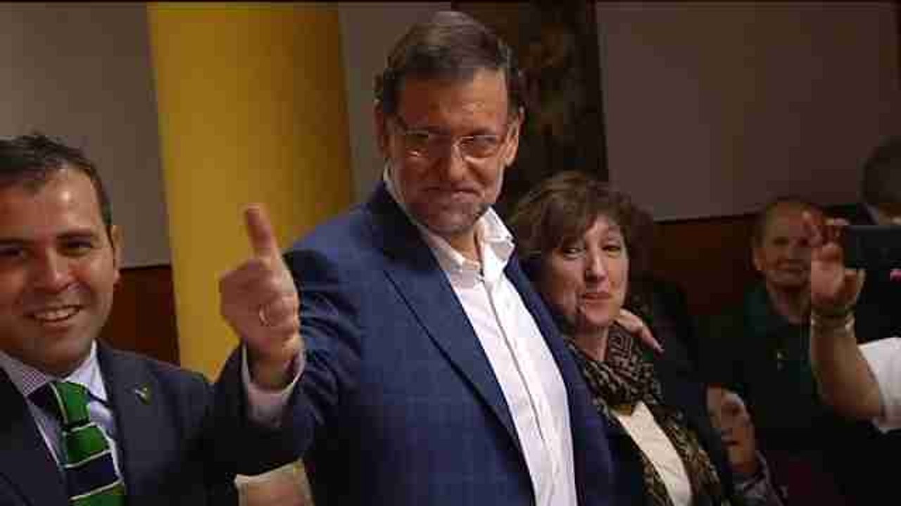 Ancianos residencia Cangas de Onis cantan "Asturias patria querida" a Rajoy