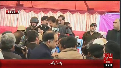 APS Martyrs Parents Protested and Blasted on Nawaz Sharif During Imran Khan's Speech In Peshawar
