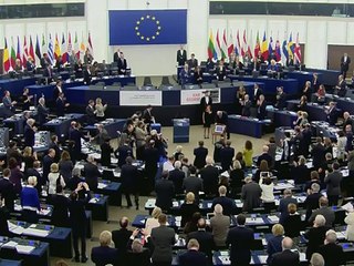 La femme du blogueur saoudien Raef Badaoui, emprisonné, reçoit le prix Sakharov en son nom