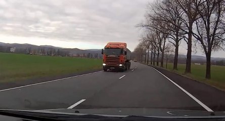 Un fou du volant surgit sur sa route