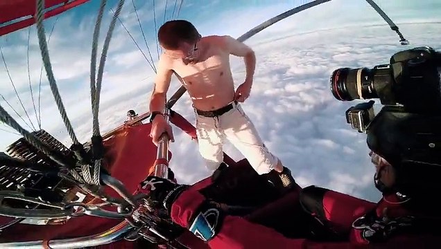 Ce fou saute d'une montgolfière sans parachute ! Saut réussi
