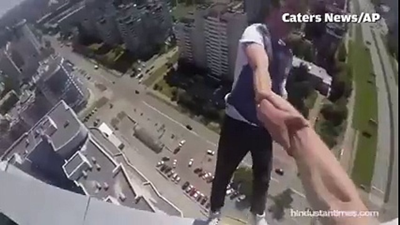 یہ سب تو پکے پاگل ہیں gasp emoticon