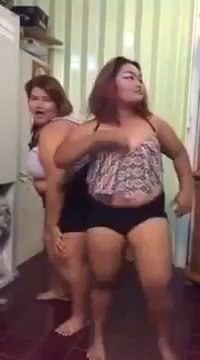 Девченки любят танцевать!