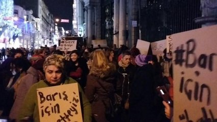 Kadınlar Galatsaray Meydanı'nda barış nöbeti tutmaya başladı