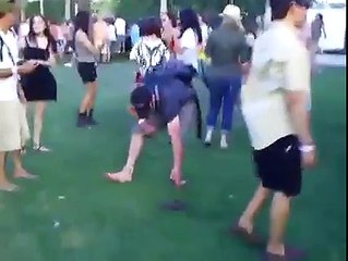 Impossible de remettre sa chaussure... Trop bourré