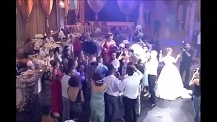 شاهد فيديو مؤثر  من مدعوّة في حفل زفاف إلى عروس