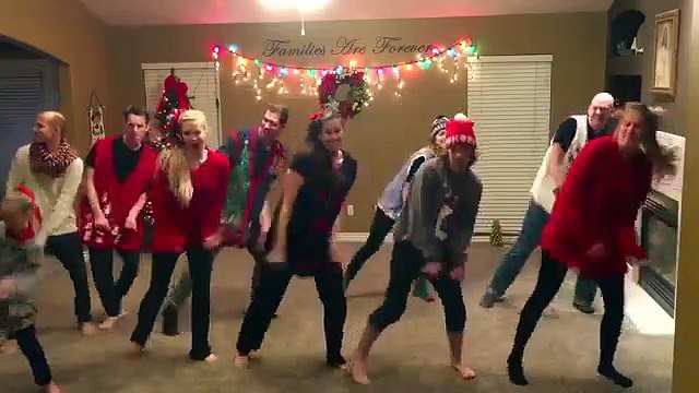 I preparativi di questa famiglia per il Natale sono davvero fantastici!