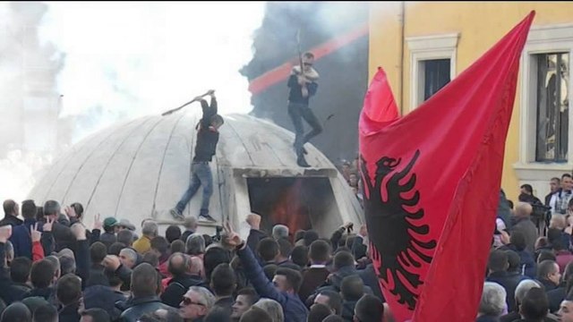 POLICIA E TIRANES PUBLIKON MASAT PER DHE RRUGET QE BLLOKON PER PROTESTEN E PD LAJM