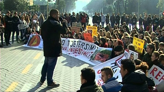 TE RINJTE NE PROTESTE KUNDER LIGJIT TE UNIVERSITETEVE,THIRRJE EDHE KUNDER VELIAJT LAJM