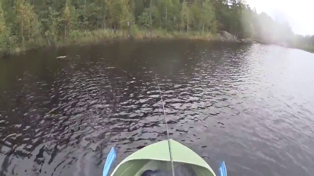 Régis pêche dans une barque