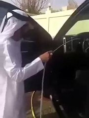 كيف غسل هذا السائق الإماراتي سيارته من الداخل
