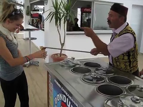 Сумашедший продавец мороженного. Я ПЛАКАЛ ОТ СМЕХА. Смотреть всем)))