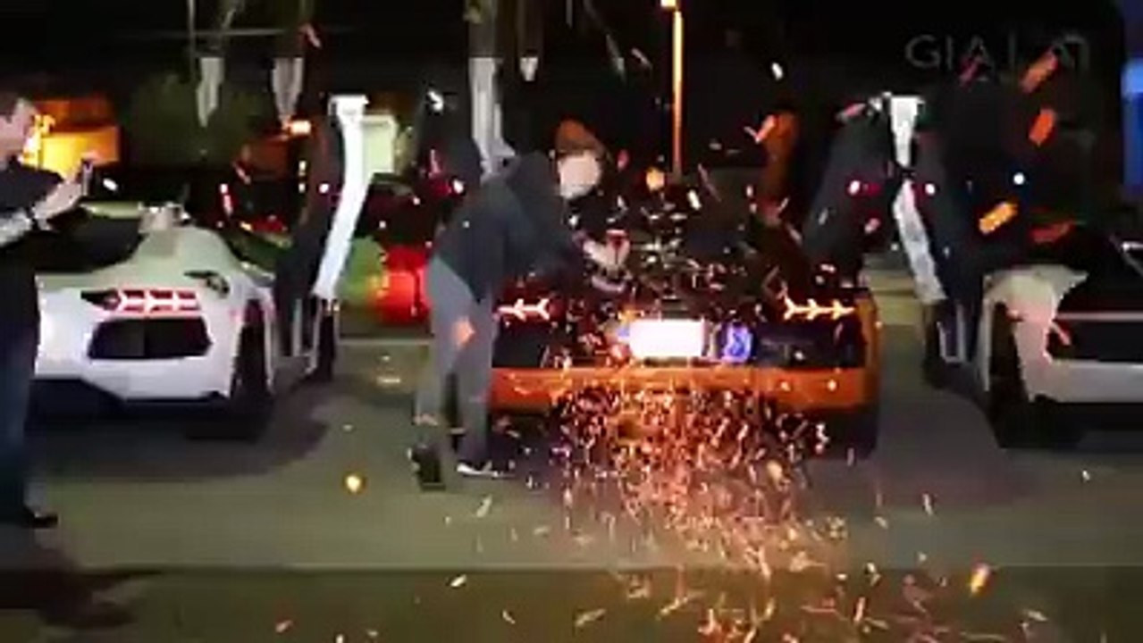 I've NEVER seen a LAMBORGHINI Aventador Shooting Flames & Sparks in that way -> this is a Bull from HELL!