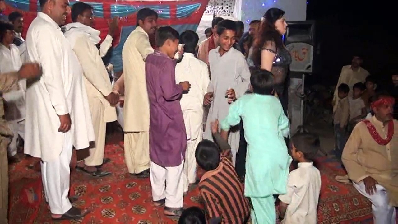 Pakistani Girl Dance Very Nicely