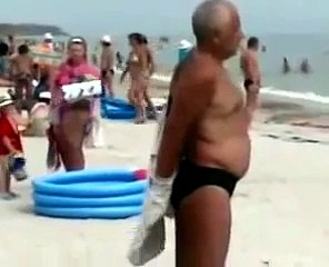 Как пьяный одевался на пляже