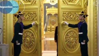 Vladimir Putin's walk- the 'gunslinger gait'