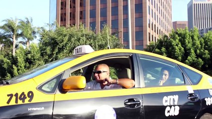 Il chante à tue-tête dans sa voiture, un homme arrive près de lui et ce qui se produit est génial!