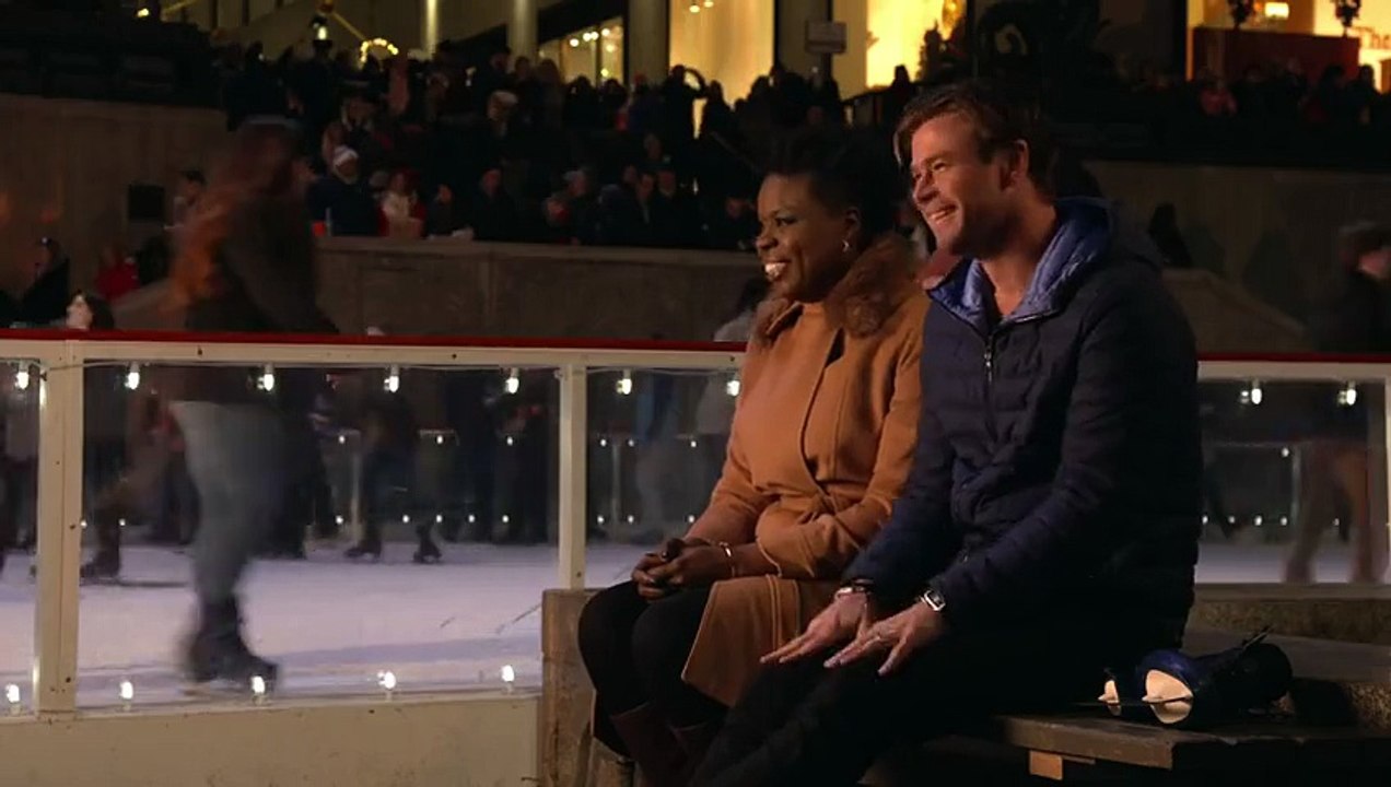 SNL Host Chris Hemsworth Tells Leslie Jones About Australia's Santa