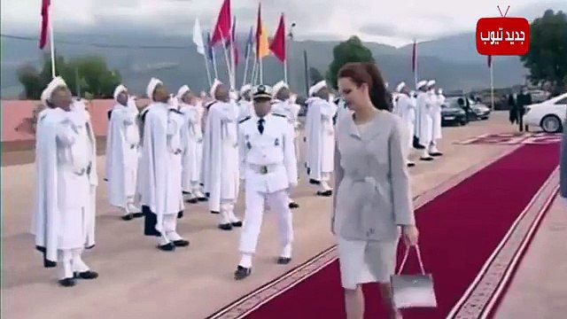 تتخيل ماذا فعلت الاميرة المغربية مع ضابط الحرس الرئاسي عندما حاول الضابط تقبيل يد الأميرة لالة سلمى !!!!