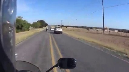 Un automobiliste fait tomber volontairement un motard