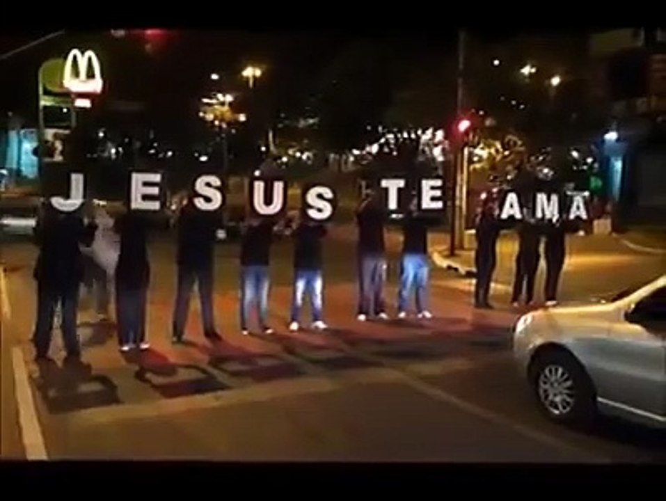 HERMOSO! Iglesia Cristiana sale a la Calle a Evangelizar de una Linda Manera (VÍDEO)