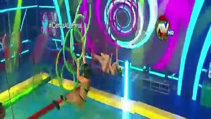 COMBATE 16-12-2015 : MACARENA CAE SENTIDA EN COMPETENCIA
