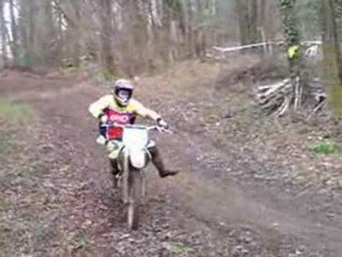 Régis Fait Du Motocross En Forêt