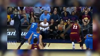 Cette dame a pris Lebron James en pleine face...et repart en civière