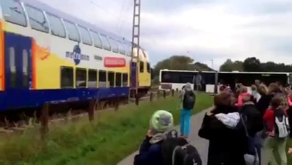 Tren Okul Otobüsüne Çarptı