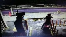 Un motard en scooter ne veut pas payer le parking... Le karma va frapper fort!