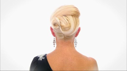 Comment faire un chignon moderne à 65 ans ?